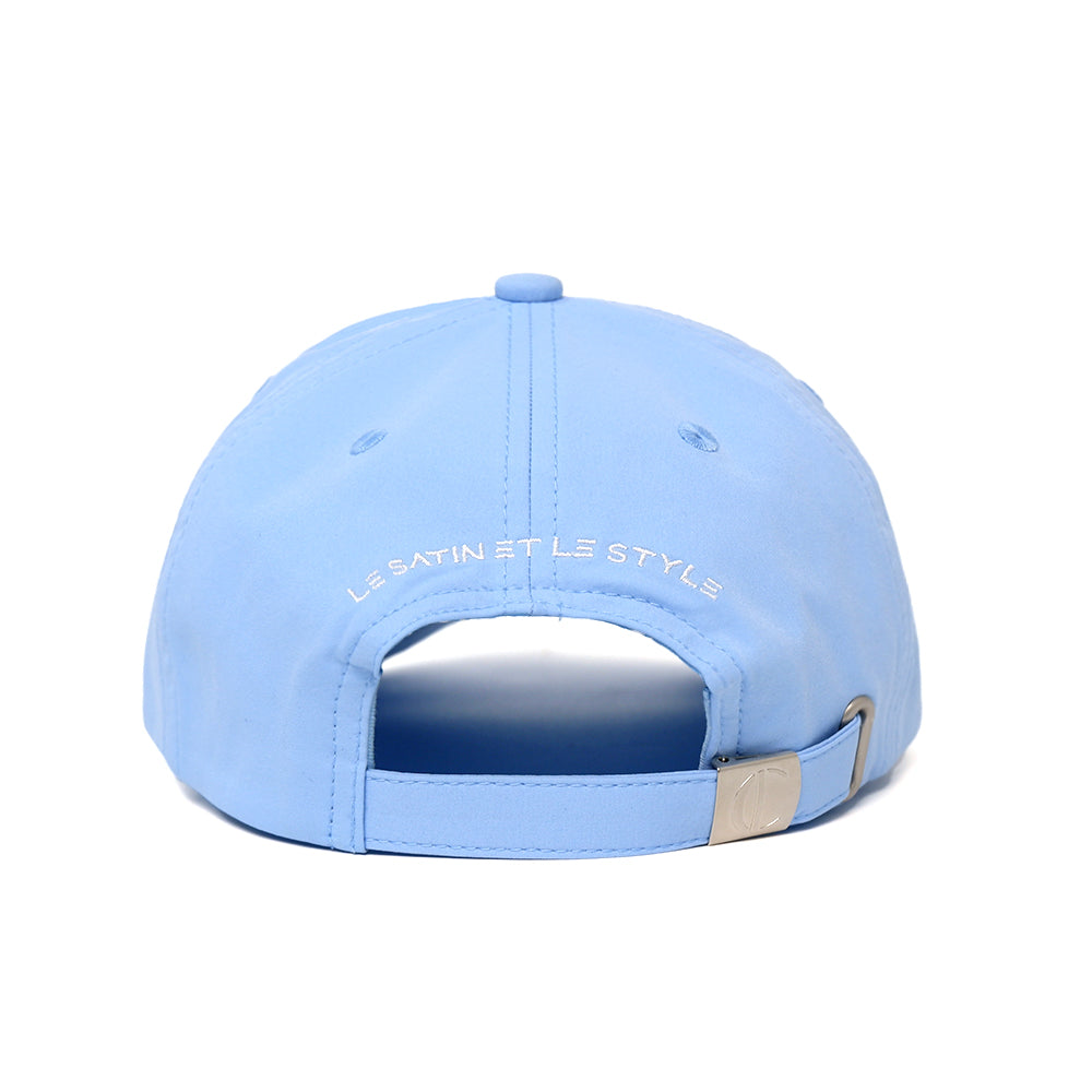Casquette bleu ciel intérieur satin portée streetwear — Icecloth