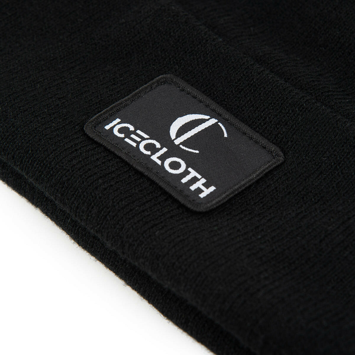Bonnet noir intérieur satin porté — Icecloth
