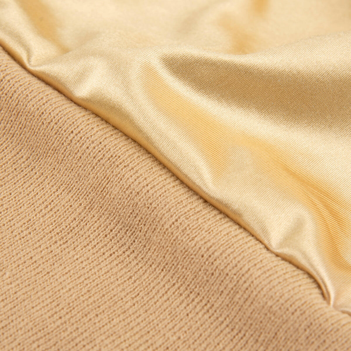 Bonnet beige intérieur satin porté — Icecloth